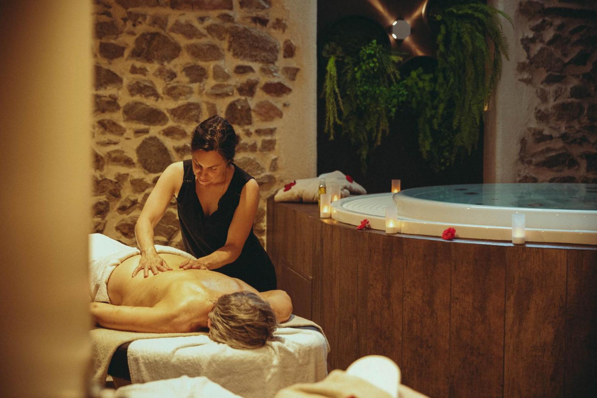Auberge De Clochemerle, Spa Privatif & Restaurant Gastronomique Vaux-en-Beaujolais Exteriör bild